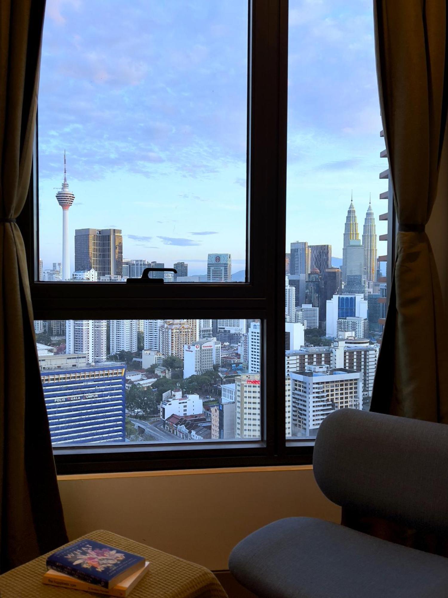With Klcc And Kl Tower View By Yee Pangsapuri