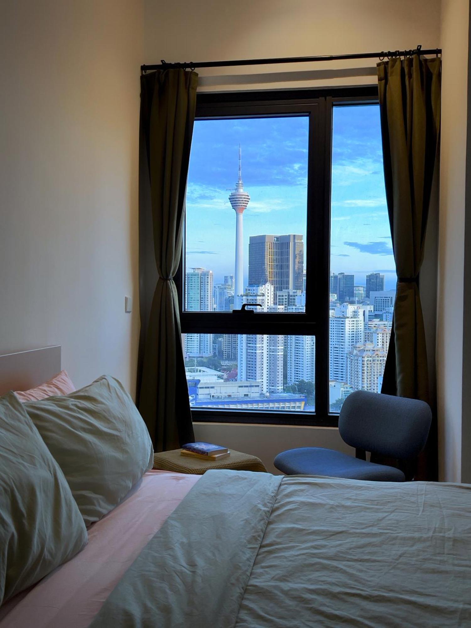 With Klcc And Kl Tower View By Yee